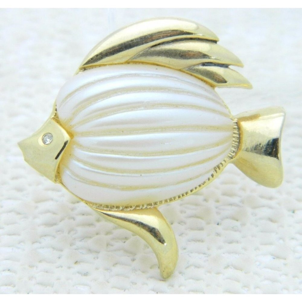 VTG RARE CROWN TRIFARI Gold Tone Cream Lucite Clear Rhinestone Eye Fish Pin